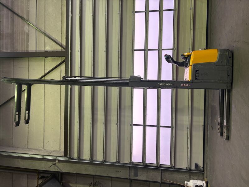 Used material handling equipment Jungheinrich ERC 216z Li-lon &mdash; Booster Lift