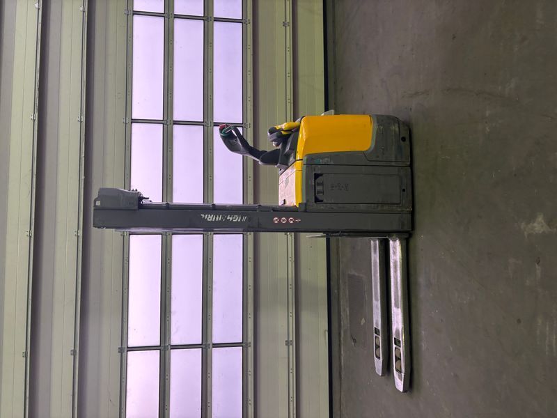 Used material handling equipment Jungheinrich ERC 216z Li-lon &mdash; Booster Lift