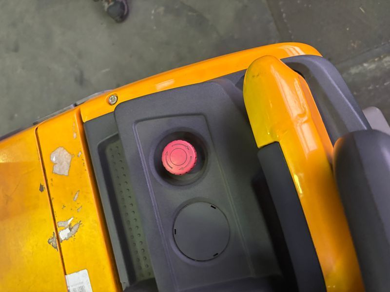 Used material handling equipment Jungheinrich ERC 216z Li-lon &mdash; Booster Lift