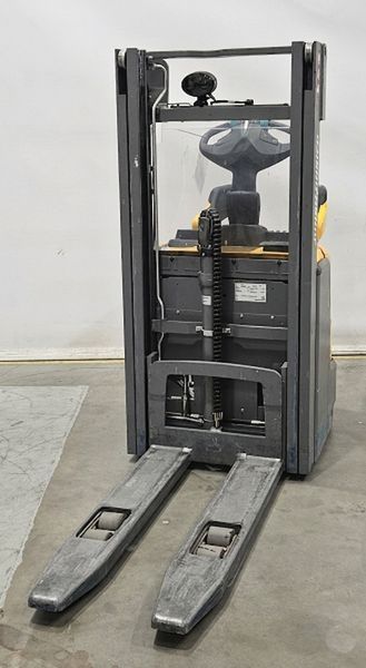 Použit&aacute; manipulačn&aacute; technika Jungheinrich ERC 214 LI ION /1.4t/ 2.5m/ 636mh &mdash; Booster Lift