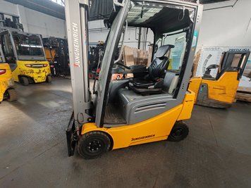 Použit&aacute; manipulačn&aacute; technika Jungheinrich EFG 316k li-ion/ 4v/ 1819mh/ 2022y &mdash; Booster Lift