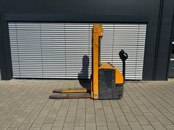 Used material handling equipment Jungheinrich EJC 216 &mdash; Booster Lift