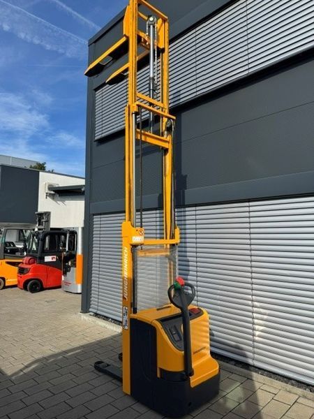 Použit&aacute; manipulačn&aacute; technika Jungheinrich EJC 216 &mdash; Booster Lift