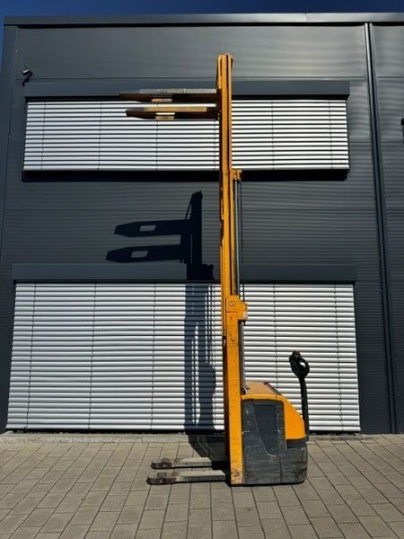 Použit&aacute; manipulačn&aacute; technika Jungheinrich EJC 216 &mdash; Booster Lift