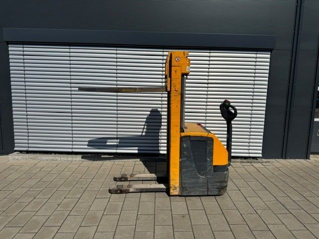 Použit&aacute; manipulačn&aacute; technika Jungheinrich EJC 216 &mdash; Booster Lift