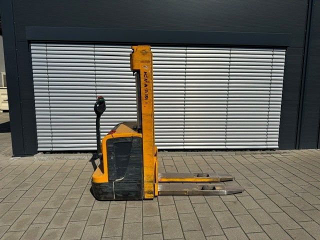 Použit&aacute; manipulačn&aacute; technika Jungheinrich EJC 216 &mdash; Booster Lift
