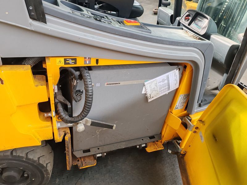Použit&aacute; manipulačn&aacute; technika Jungheinrich EFG 316k li-ion/ 4v/ 1819mh/ 2022y &mdash; Booster Lift