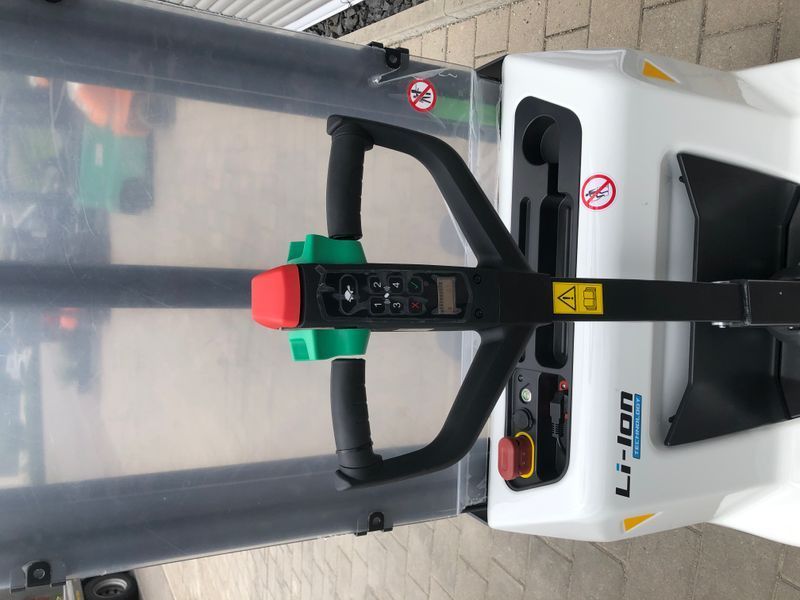 Použit&aacute; manipulačn&aacute; technika Bobcat LSM12N NEUGER&Auml;T!!! &mdash; Booster Lift