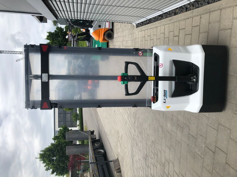 Použit&aacute; manipulačn&aacute; technika Bobcat LSM12N NEUGER&Auml;T!!! &mdash; Booster Lift