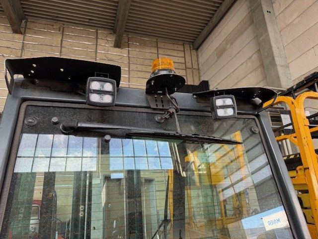 Použit&aacute; manipulačn&aacute; technika Jungheinrich DFG430s 400ZT &mdash; Booster Lift