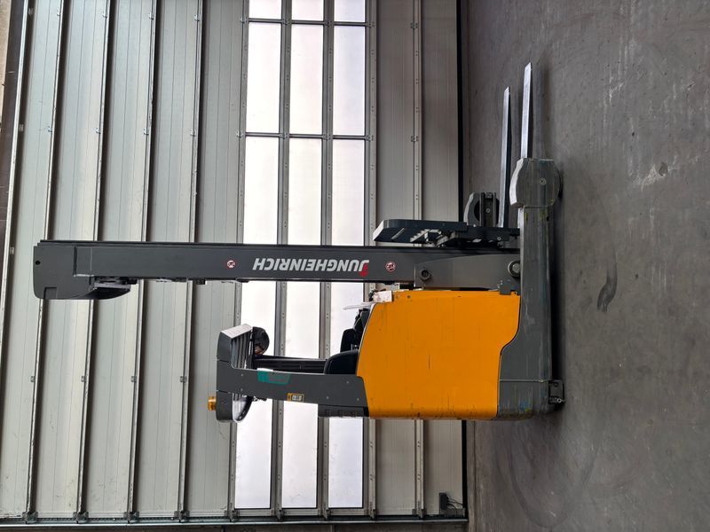 Použit&aacute; manipulačn&aacute; technika Jungheinrich ETV 214 Li-lon &mdash; Booster Lift