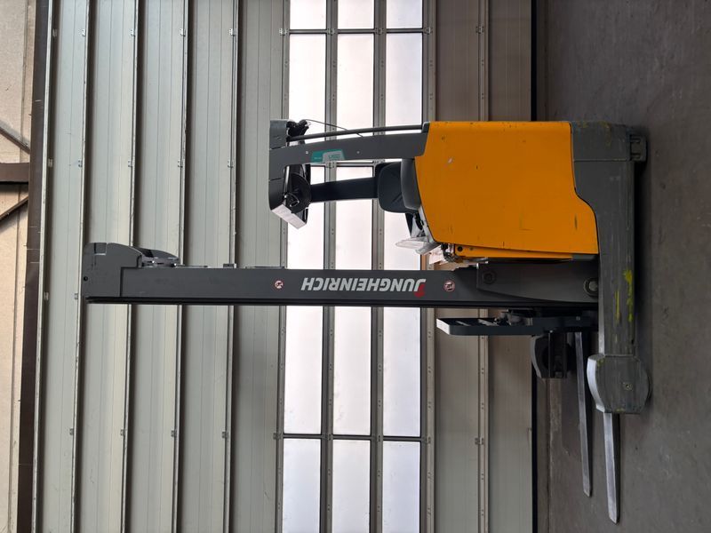 Použit&aacute; manipulačn&aacute; technika Jungheinrich ETV 214 Li-lon &mdash; Booster Lift