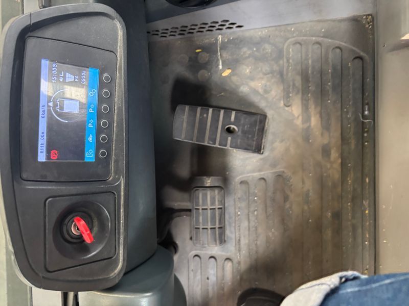 Použit&aacute; manipulačn&aacute; technika Jungheinrich EFG 540ks &mdash; Booster Lift