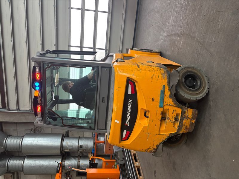 Použit&aacute; manipulačn&aacute; technika Jungheinrich EFG 540ks &mdash; Booster Lift