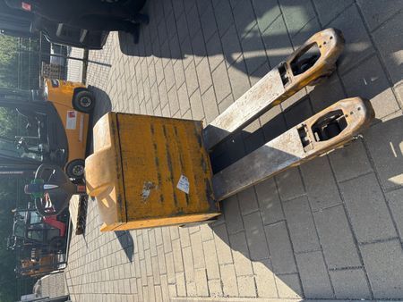 Used material handling equipment Jungheinrich EJE 220 &mdash; Booster Lift