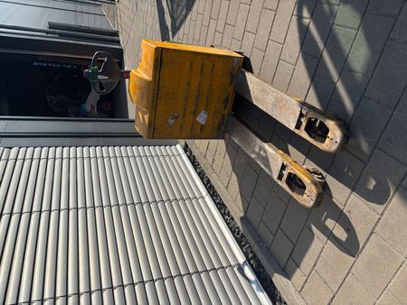 Used material handling equipment Jungheinrich EJE 220 &mdash; Booster Lift