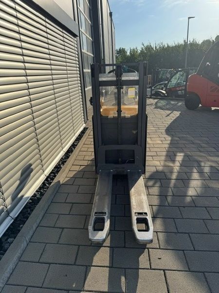 Použit&aacute; manipulačn&aacute; technika Jungheinrich ERD 220 &mdash; Booster Lift