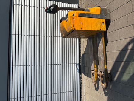 Used material handling equipment Jungheinrich EJE 220 &mdash; Booster Lift