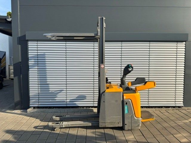 Použit&aacute; manipulačn&aacute; technika Jungheinrich ERD 220 &mdash; Booster Lift