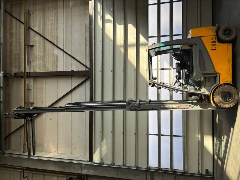 Použit&aacute; manipulačn&aacute; technika Jungheinrich EFG 425K &mdash; Booster Lift