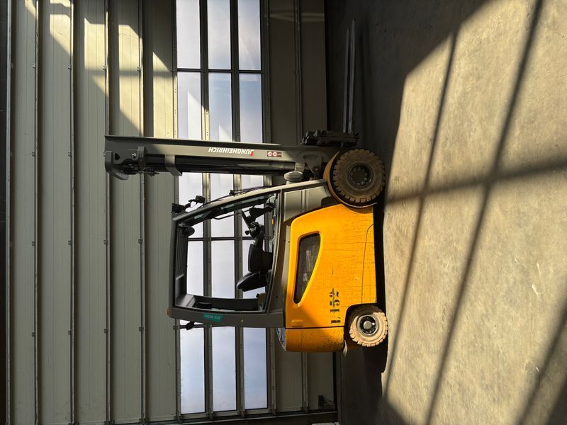 Použit&aacute; manipulačn&aacute; technika Jungheinrich EFG 425K &mdash; Booster Lift