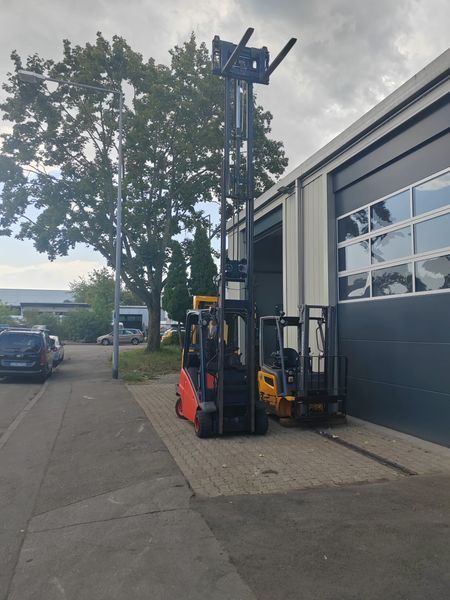 Used material handling equipment Linde H18D &mdash; Booster Lift