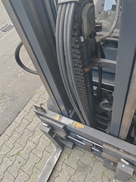 Used material handling equipment Linde H18D &mdash; Booster Lift