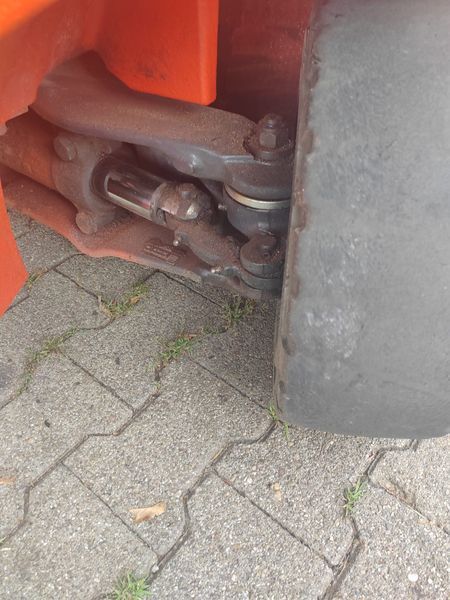 Used material handling equipment Linde H18D &mdash; Booster Lift