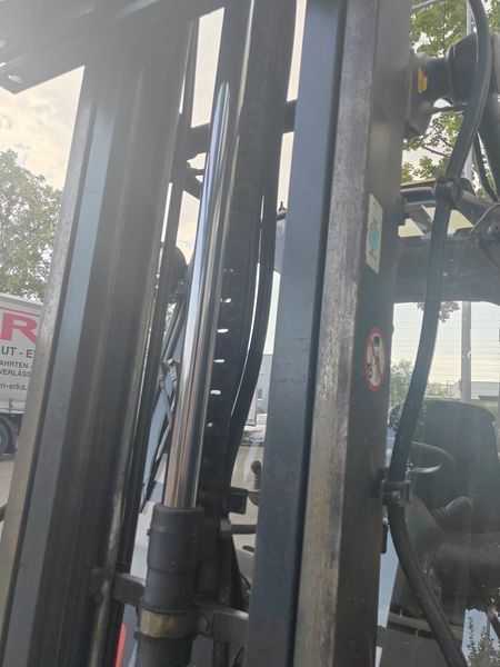 Used material handling equipment Linde H18D &mdash; Booster Lift