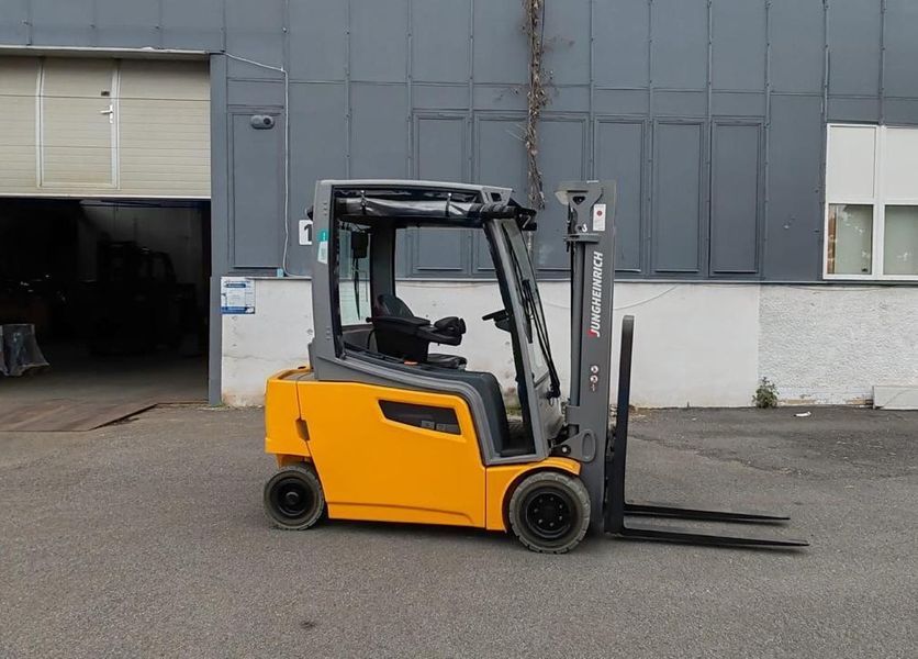 Použit&aacute; manipulačn&aacute; technika Jungheinrich EFG 320 LION 4.4m/ 2020y/ 2650h &mdash; Booster Lift