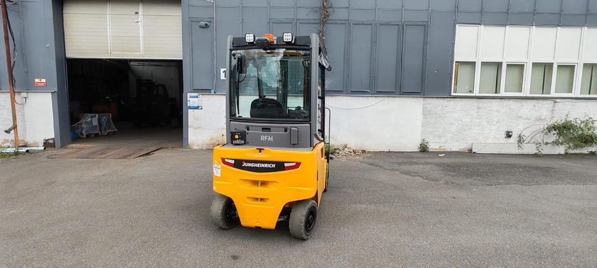 Použit&aacute; manipulačn&aacute; technika Jungheinrich EFG 320 LION 4.4m/ 2020y/ 2650h &mdash; Booster Lift