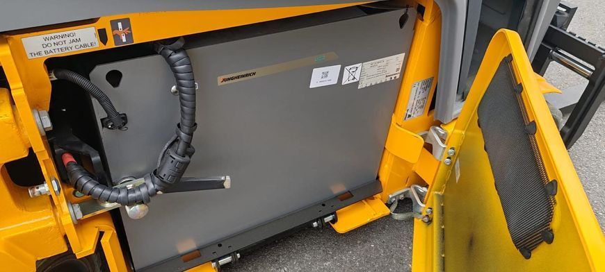 Použit&aacute; manipulačn&aacute; technika Jungheinrich EFG 320 LION 4.4m/ 2020y/ 2650h &mdash; Booster Lift