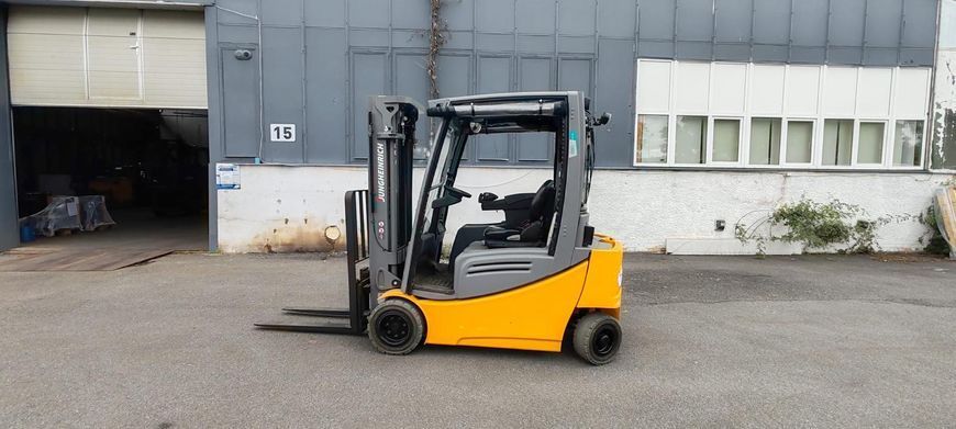 Použit&aacute; manipulačn&aacute; technika Jungheinrich EFG 320 LION 4.4m/ 2020y/ 2650h &mdash; Booster Lift