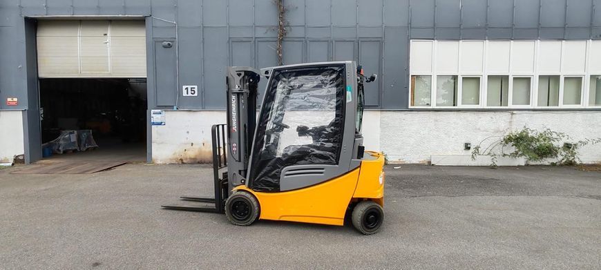 Použit&aacute; manipulačn&aacute; technika Jungheinrich EFG 320 LION 4.4m/ 2020y/ 2650h &mdash; Booster Lift