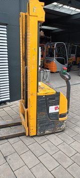 Použit&aacute; manipulačn&aacute; technika Jungheinrich EJC16 Triplex &mdash; Booster Lift