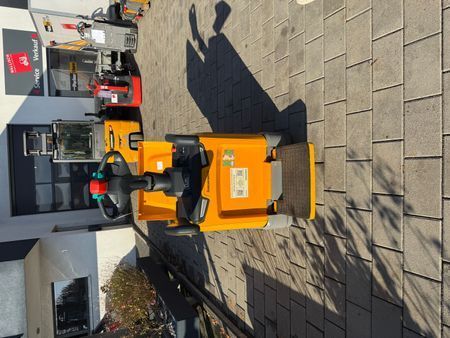 Použit&aacute; manipulačn&aacute; technika Jungheinrich ERE 120 KP &mdash; Booster Lift