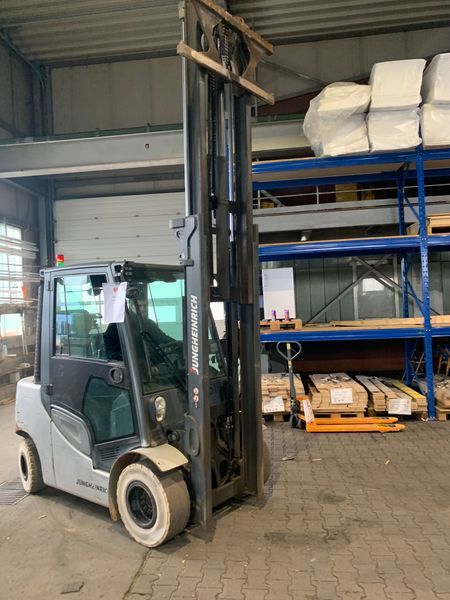 Použit&aacute; manipulačn&aacute; technika Jungheinrich TFG 435s 3.5t / 7988h/ 2015y/ 4v &mdash; Booster Lift
