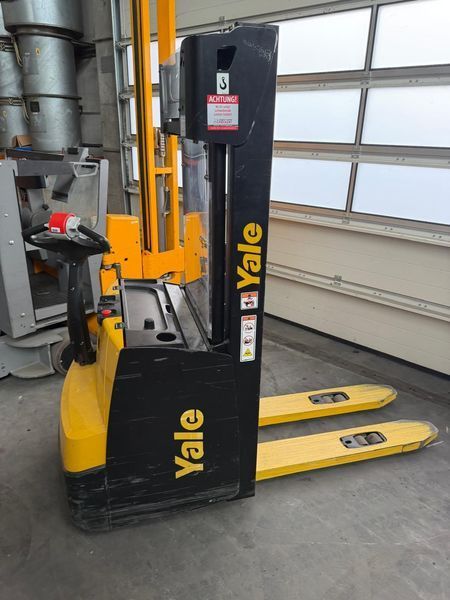 Použit&aacute; manipulačn&aacute; technika Yale MS12 &mdash; Booster Lift