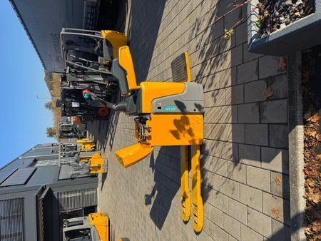 Použit&aacute; manipulačn&aacute; technika Jungheinrich ERE 120 KP &mdash; Booster Lift