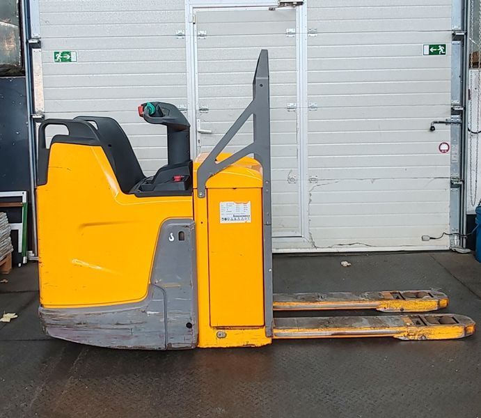 Použit&aacute; manipulačn&aacute; technika Jungheinrich ERE 225 2021y/ 2816mh &mdash; Booster Lift