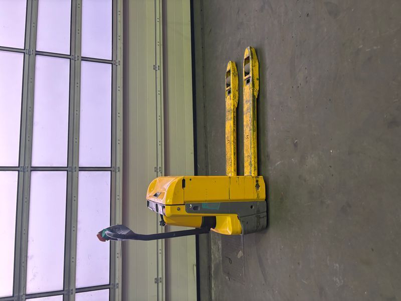 Použit&aacute; manipulačn&aacute; technika Jungheinrich EJE 114 Li-lon &mdash; Booster Lift
