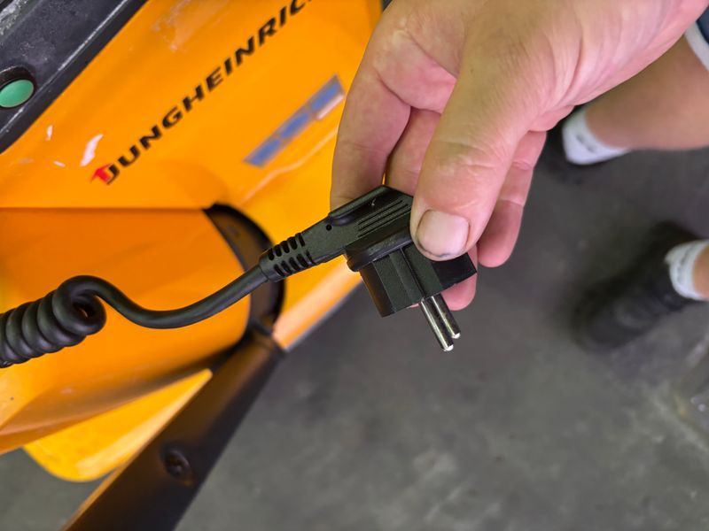Použit&aacute; manipulačn&aacute; technika Jungheinrich EJE 114 Li-lon &mdash; Booster Lift