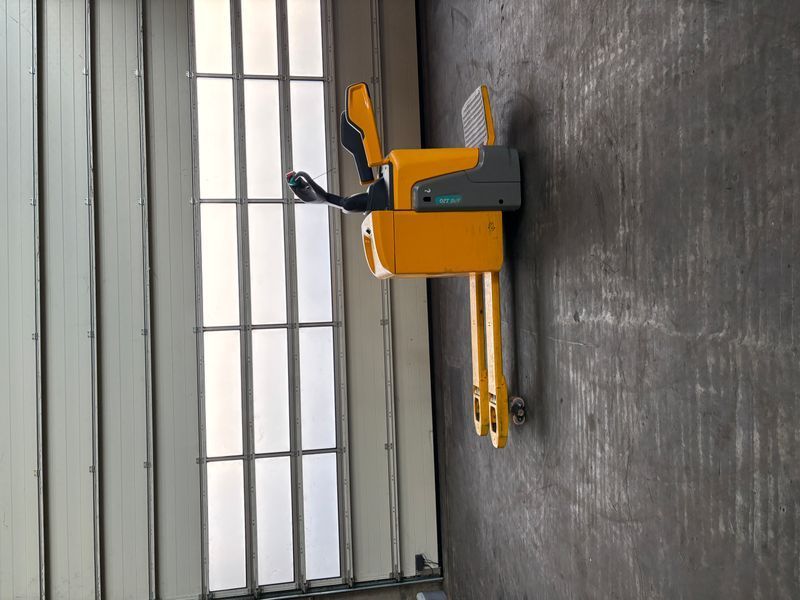 Použit&aacute; manipulačn&aacute; technika Jungheinrich ERE 120 KP &mdash; Booster Lift