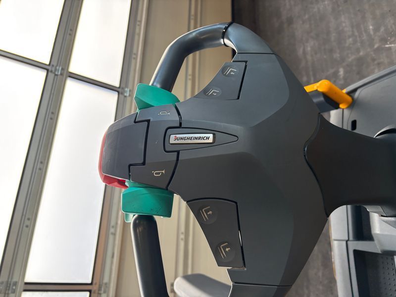 Použit&aacute; manipulačn&aacute; technika Jungheinrich ERE 120 KP &mdash; Booster Lift