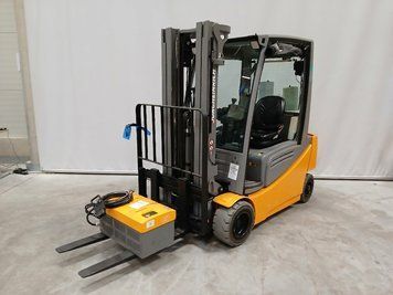 Použit&aacute; manipulačn&aacute; technika Jungheinrich EFG 320 LION 4.4m/ 2020y/ 2650h &mdash; Booster Lift