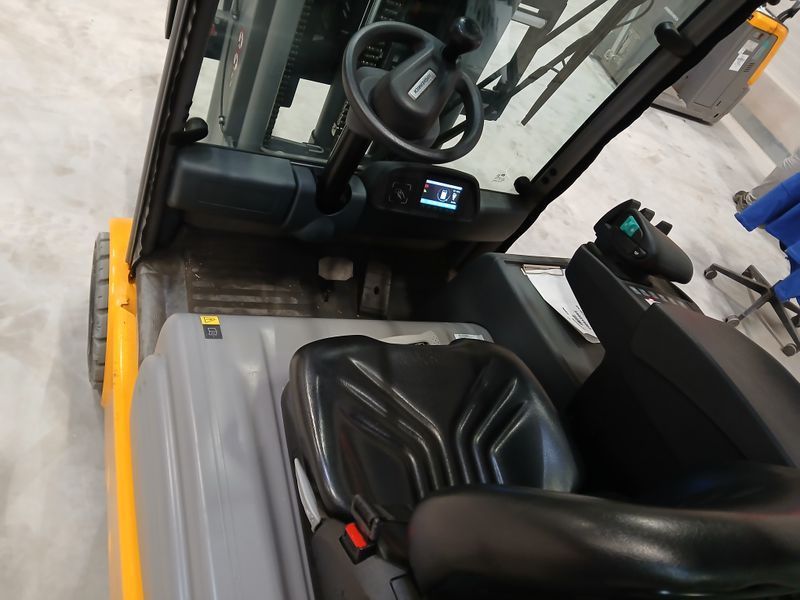 Použit&aacute; manipulačn&aacute; technika Jungheinrich EFG 320 LION 4.4m/ 2020y/ 2650h &mdash; Booster Lift