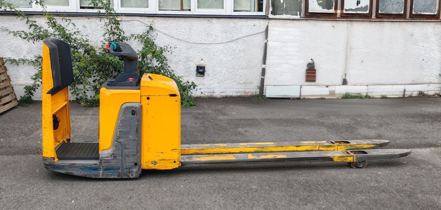 Použit&aacute; manipulačn&aacute; technika Jungheinrich ERE 225 Lion 2400mm/ 2021y &mdash; Booster Lift