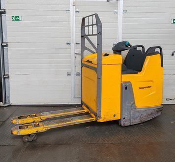 Used material handling equipment Jungheinrich ERE 225 2021y/ 2305mh &mdash; Booster Lift
