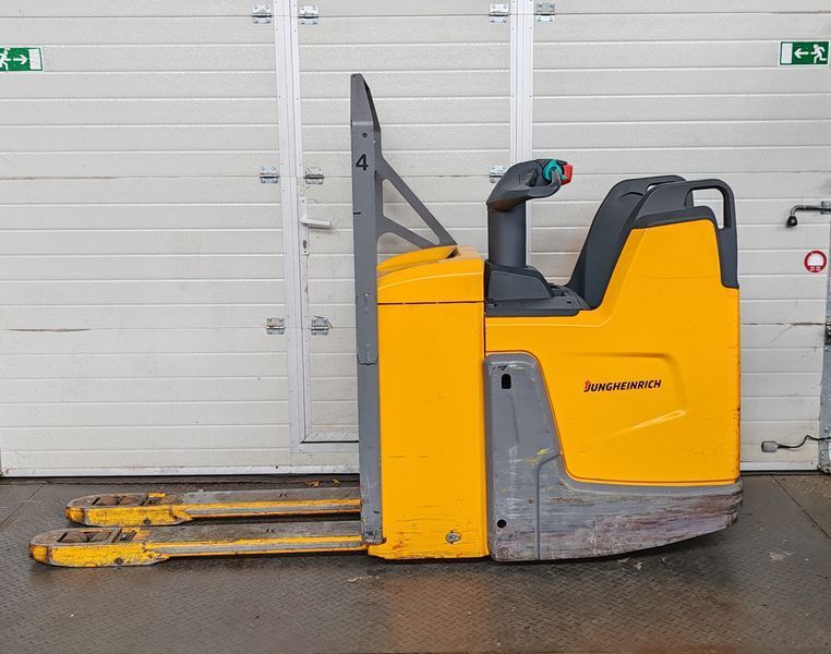 Used material handling equipment Jungheinrich ERE 225 2021y/ 2305mh &mdash; Booster Lift