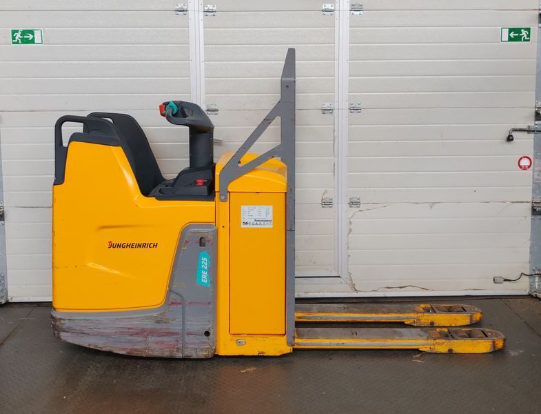 Used material handling equipment Jungheinrich ERE 225 2021y/ 2305mh &mdash; Booster Lift